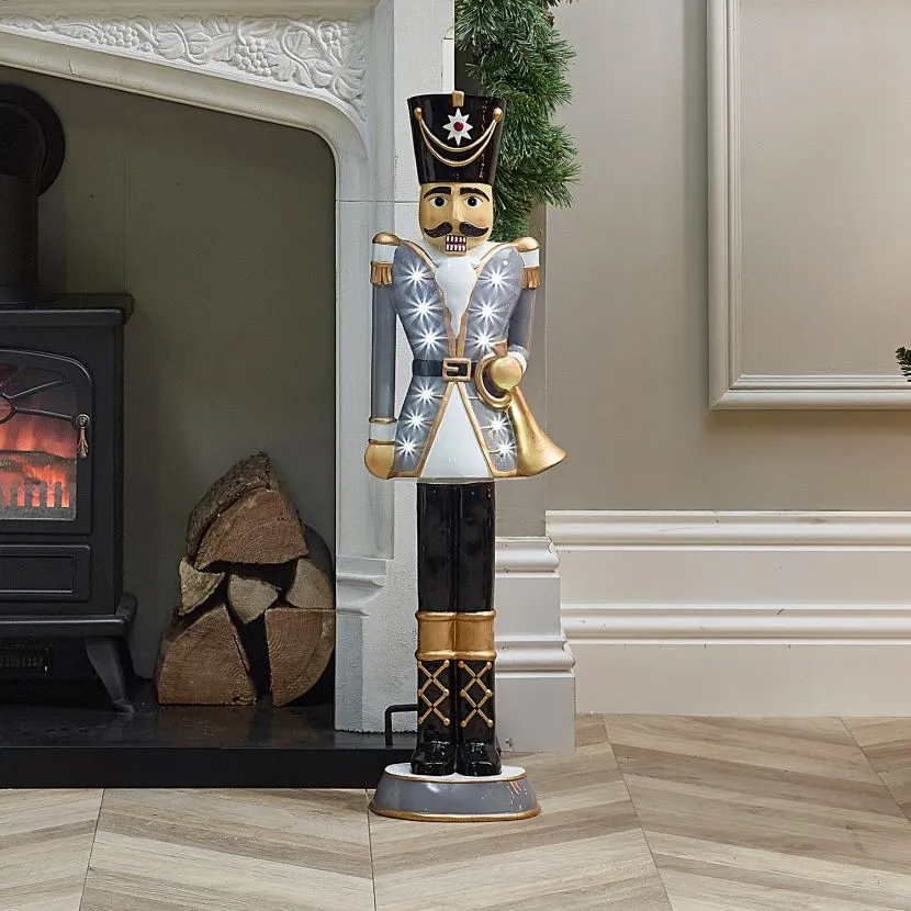 The Winter Workshop - Norbert The 3ft Christmas Nutcracker 16 The Winter Workshop - Norbert The 3ft Christmas Nutcracker - Image 14