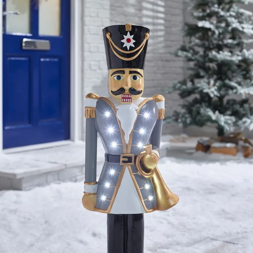 The Winter Workshop - Norbert The 3ft Christmas Nutcracker 19 The Winter Workshop - Norbert The 3ft Christmas Nutcracker - Image 17